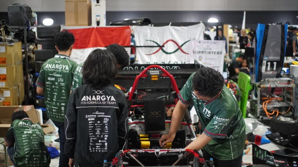 Gambar Salah satu tim automotiv ITS, Tim Anargya ITS saat mempersiapkan mobil Mark 6.0 jelang ajang 24th Formula SAE (FSAE) Japan 2026 di Aichi Sky Expo, Jepang