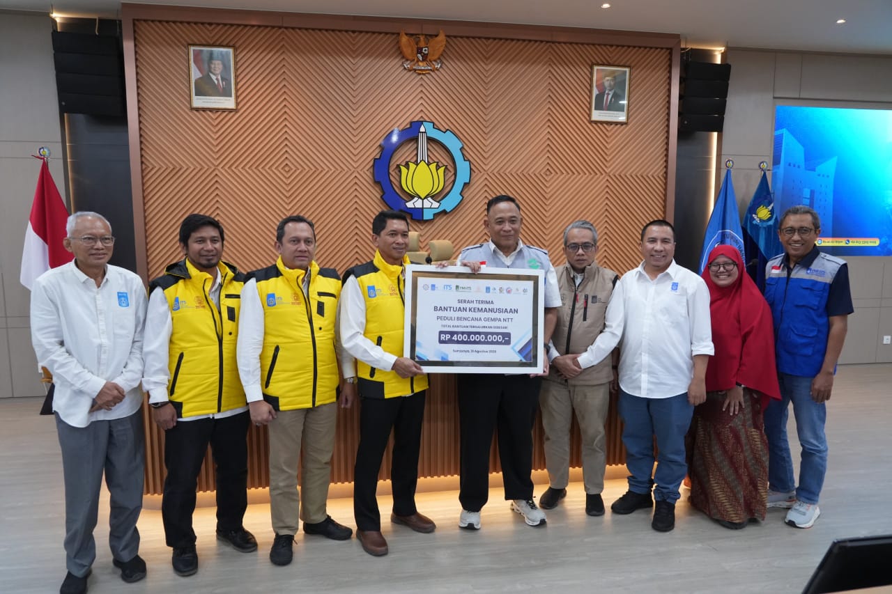 Rektor ITS Prof Dr (HC) Ir Bambang Pramujati ST MScEng PhD (empat dari kiri) secara simbolik serah terima bantuan kemanusiaan dengan Ketua YMI ITS Ir Triyanto (lima dari kanan)