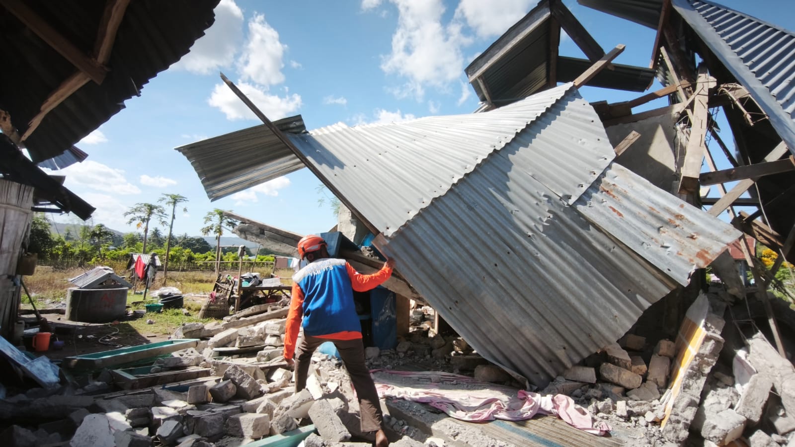 Satgas Kemanusiaan ITS saat meninjau pemukiman warga terdampak bencana alam gempa bumi di NTT