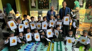 Gandeng Perpusnas RI, Mahasiswa KKN ITS Perkuat Literasi Sains di RA Sunan Ampel Banjaran