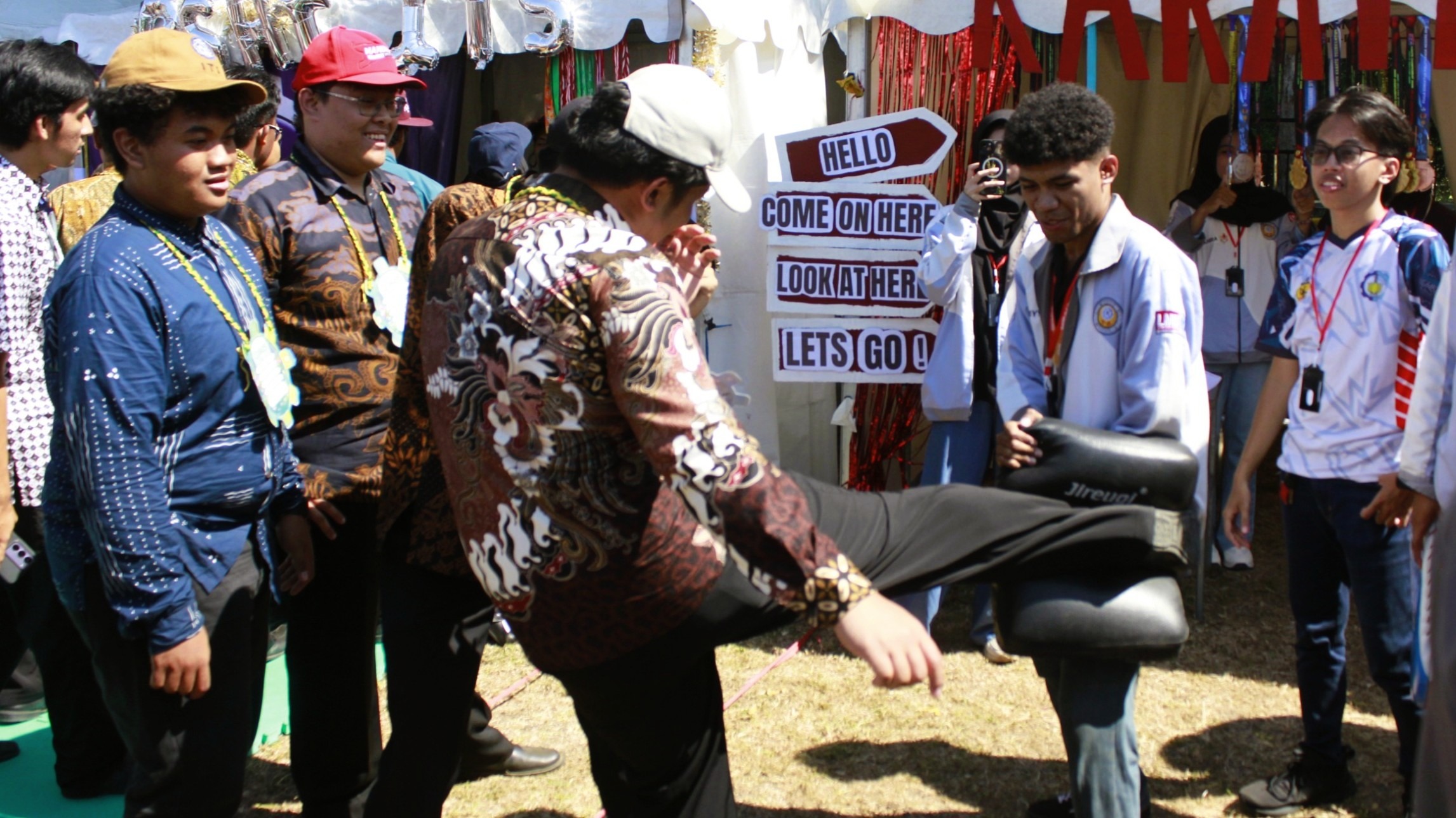 Mahasiswa baru ITS ketika mencoba teknik tendangan karate yang didampingi oleh anggota UKM Karate-Do ITS saat rangkaian GERIGI x UKM Expo ITS