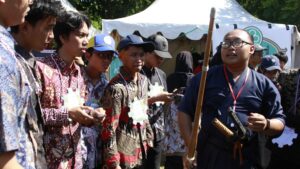 UKM Kendo ITS ketika demonstrasi teknik dan penggunaan pedang bambu oleh kepada mahasiswa baru ITS