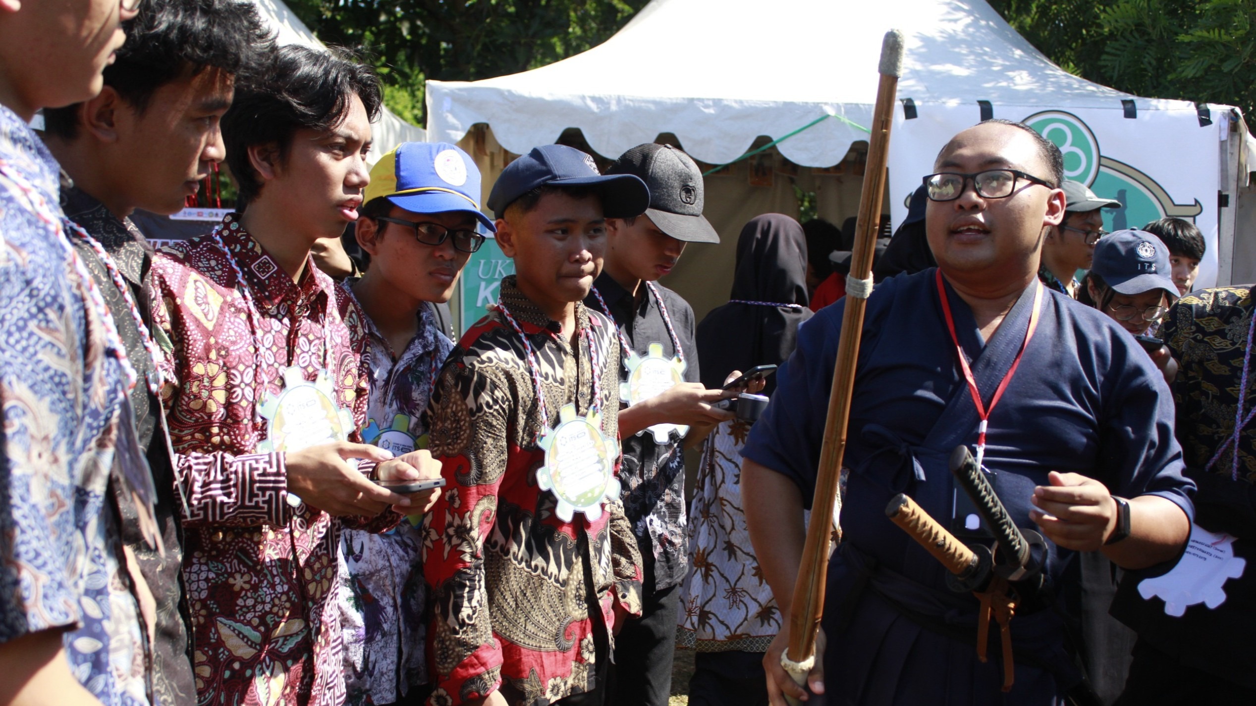 UKM Kendo ITS ketika demonstrasi teknik dan penggunaan pedang bambu oleh kepada mahasiswa baru ITS