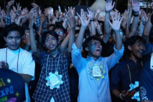 Antusiasme maba ITS 2026 mengikuti penampilan HIVI! dengan mengangkat tangan bersama di tengah kerumunan