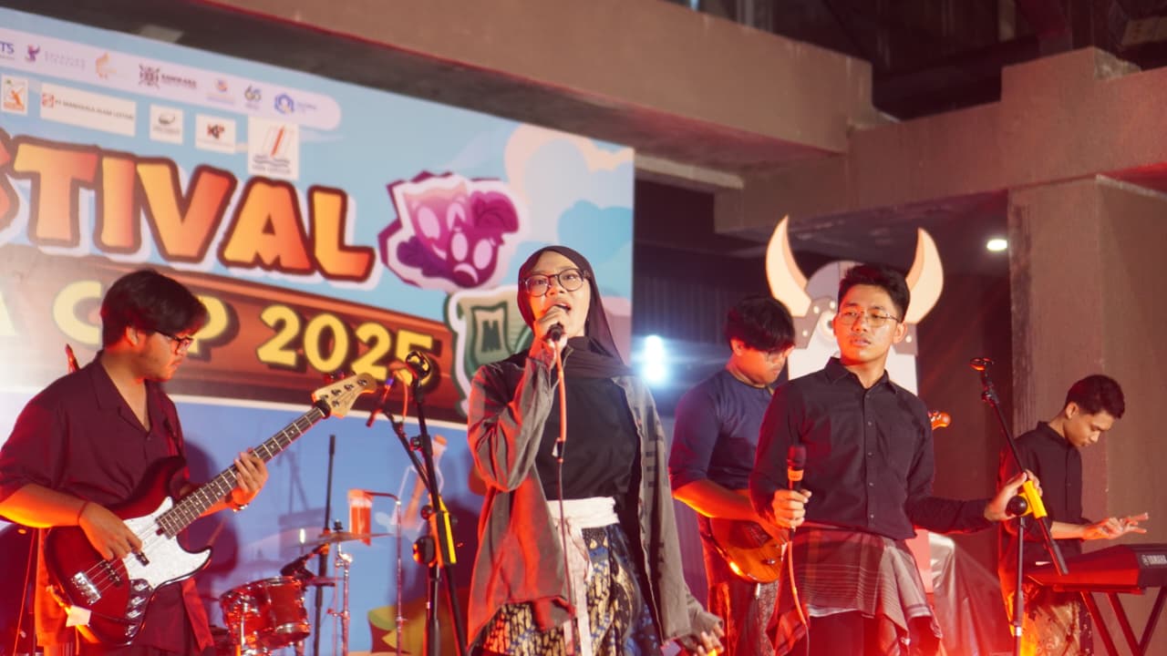 Salah satu tim UKM Musik ITS, Polario saat tampil dalam pagelaran MABA CUP 2025