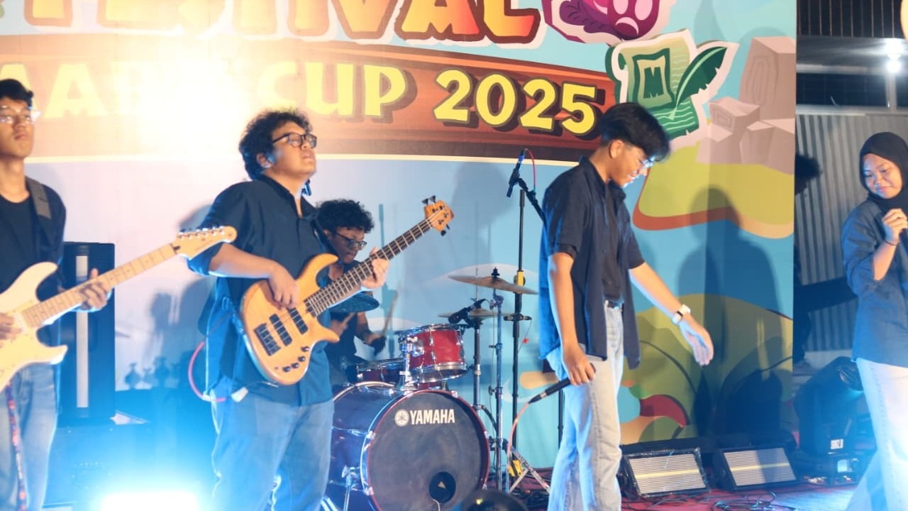 Penampilan salah satu band di UKM Musik ITS, Sevand di acara MABA CUP 2025