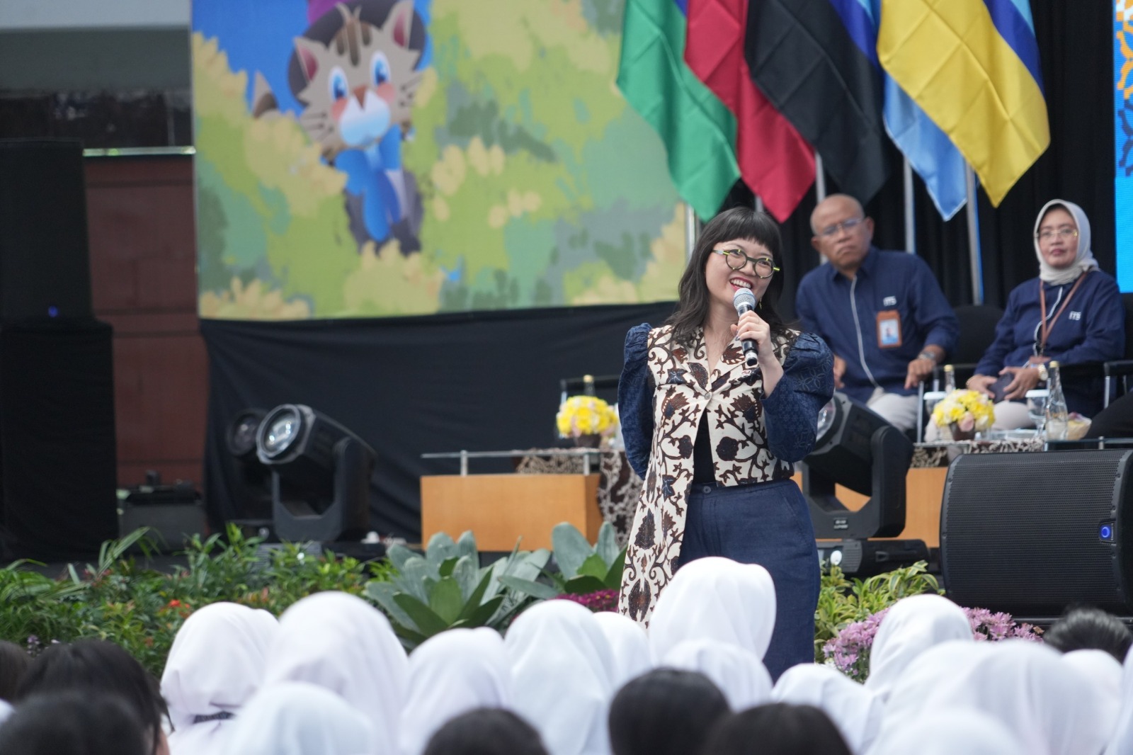 Wamen Diktisaintek RI Prof Stella Christie PhD ajak mahasiswa baru ITS untuk tetap berpikir kritis di era yang serba AI saat ini