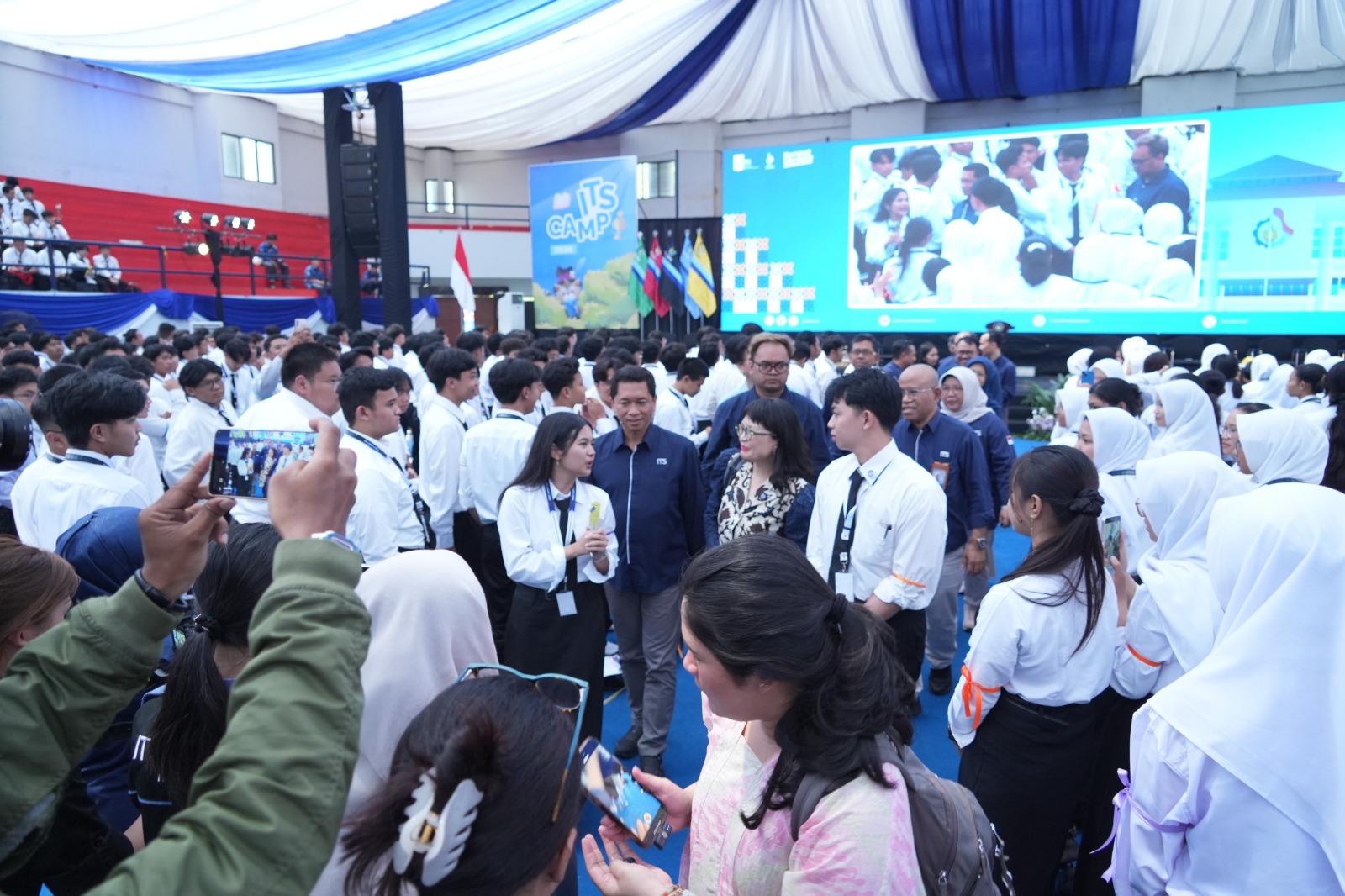 Mahasiswa baru ITS saat berdialog langsung dengan Wamen Diktisaintek RI Prof Stella Christie PhD (berbatik) di tengah acara PKKMB ITS 2026