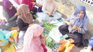 Mahasiswa ITS Dorong Warga Kenjeran Manfaatkan Sampah Lewat Praktik Kreatif