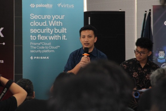Dr Baskoro Adi P SKom MKom saat menjawab pertanyaan pada sesi QnA Peserta CYBREAK 2026