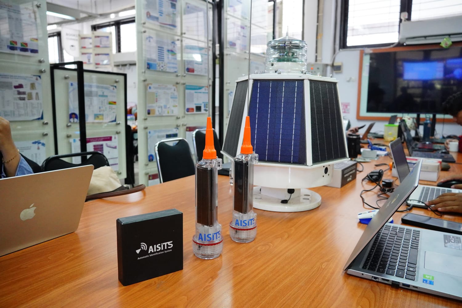 Alat receiver AIS, transmitter AIS, dan lampu navigasi yang diciptakan oleh ITS