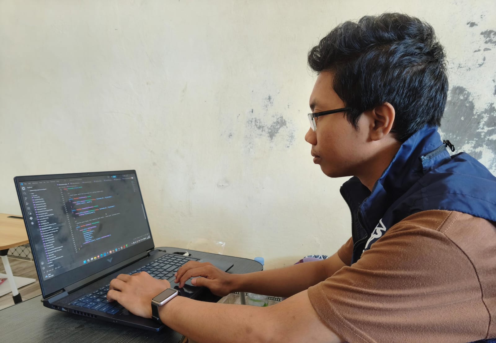 Anggota tim sedang mengembangkan prototipe situs web untuk mendukung digitalisasi data penduduk, lahan pertanian, aktivitas pertanian, dan hasil panen.