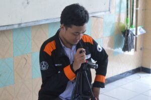 Tim abmas ITS saat melakukan pengukuran intensitas pencahayaan dengan instrumen lux meter