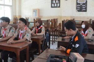 Tim abmas ITS saat melakukan pengukuran tingkat kebisingan pada simulasi kegiatan belajar-mengajar di SMA Wachid Hasyim 2, Sidoarjo