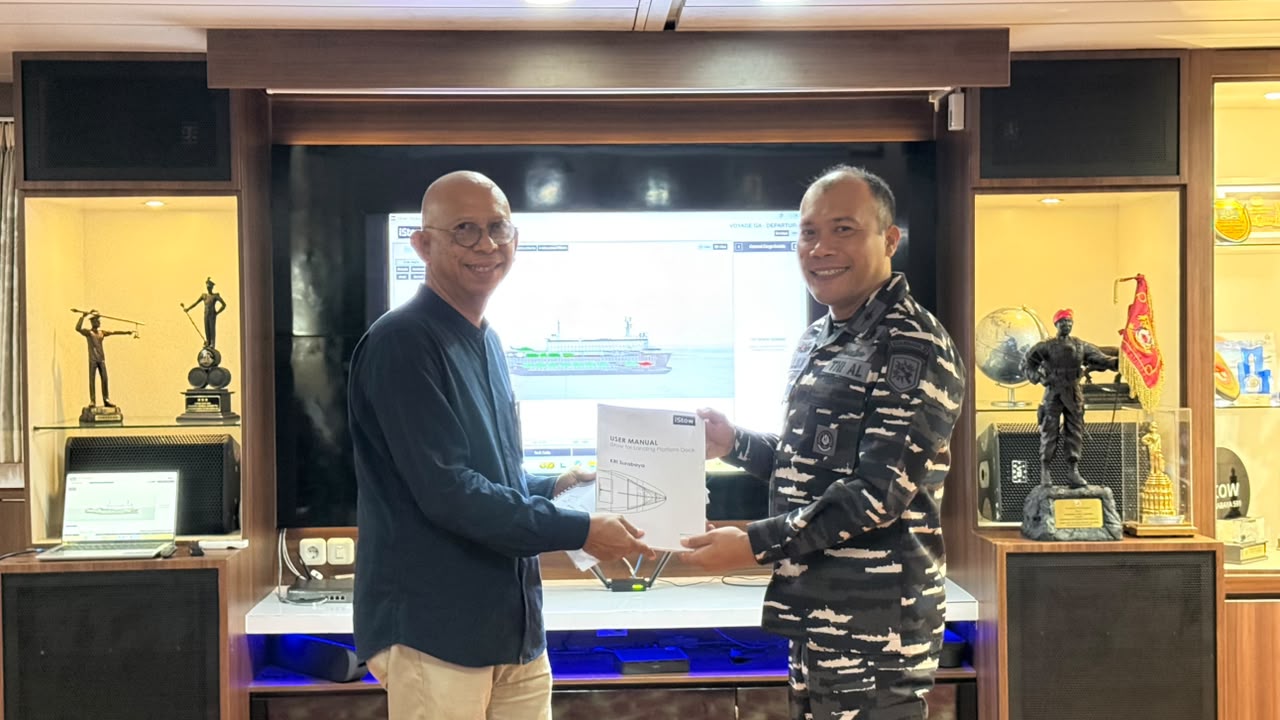 Dekan FTK sekaligus pengembang iStow Dr Ing Ir Setyo Nugroho menyerahkan Manual User Book kepada Komandan KRI Surabaya Letkol Laut (P) Alun Kurnianto, MTrOpsla