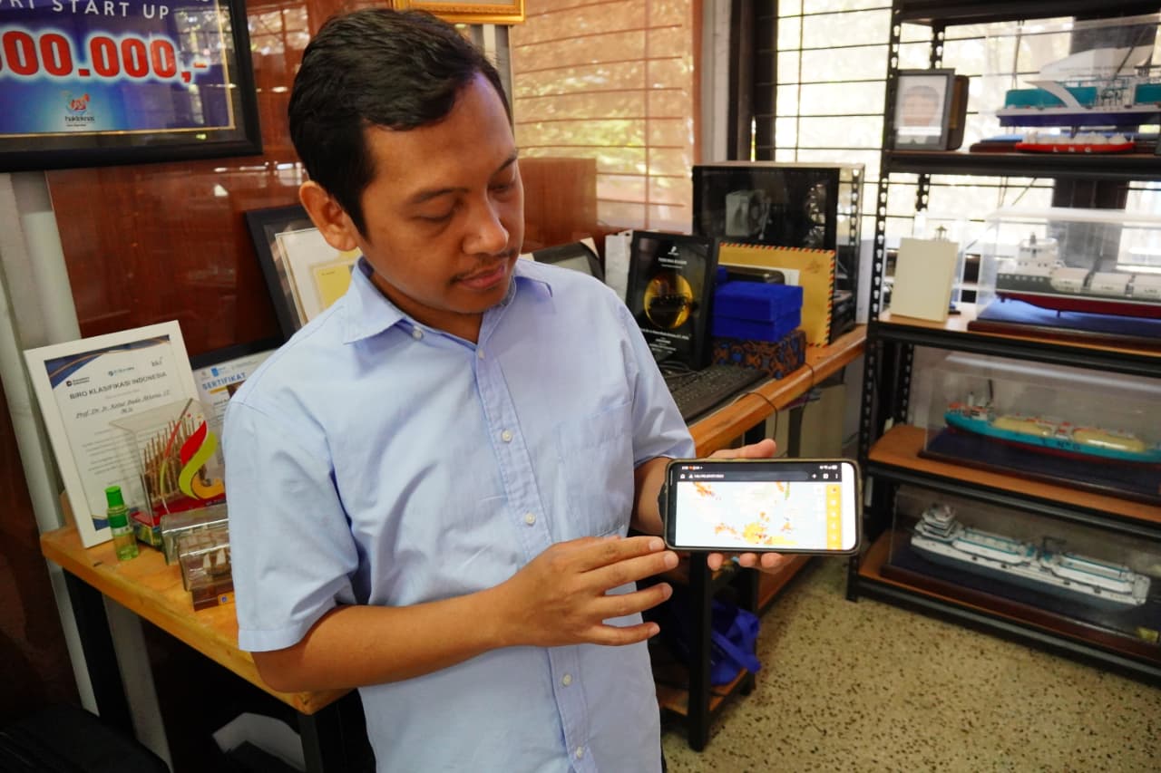 Dosen Sistem Perkapalan ITS Dr Eng Dhimas Widhi Handani ST MSc menjelaskan platform AISITS bisa dibuka di telepon genggam sehingga notifikasi early warning system bisa diterima dimana saja