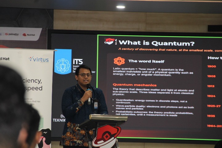 Direktur Pengembangan Teknologi dan Sistem Informasi ITS Bagus Jati Santoso SKom PhD saat memaparkan tentang Quantum pada sesi keynote 2