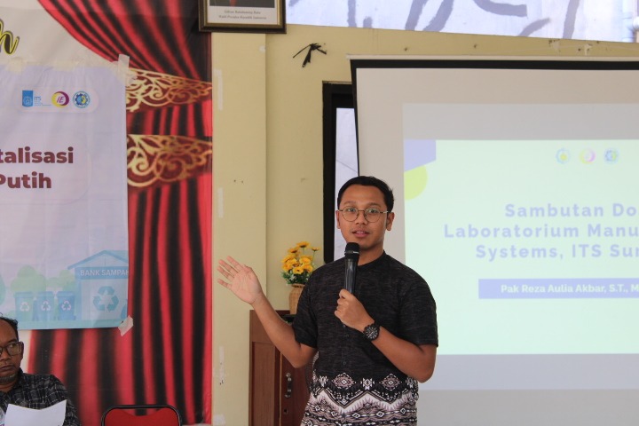 Koordinator KKN Abmas ITS Reza Aulia Akbar ST MT MBA menerangkan terkait kegiatan sosialisasi pengelolaan UMKM dan Bank Sampah