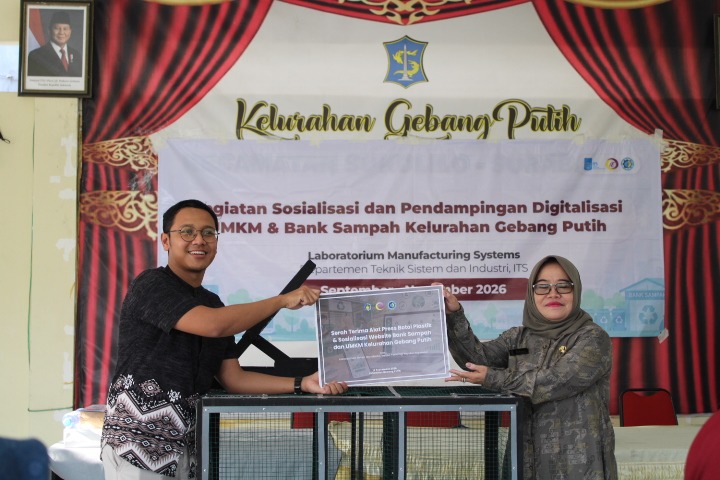 Pemberian alat press botol dari tim KKN Abmas ITS kepada Kelurahan Gebang Putih