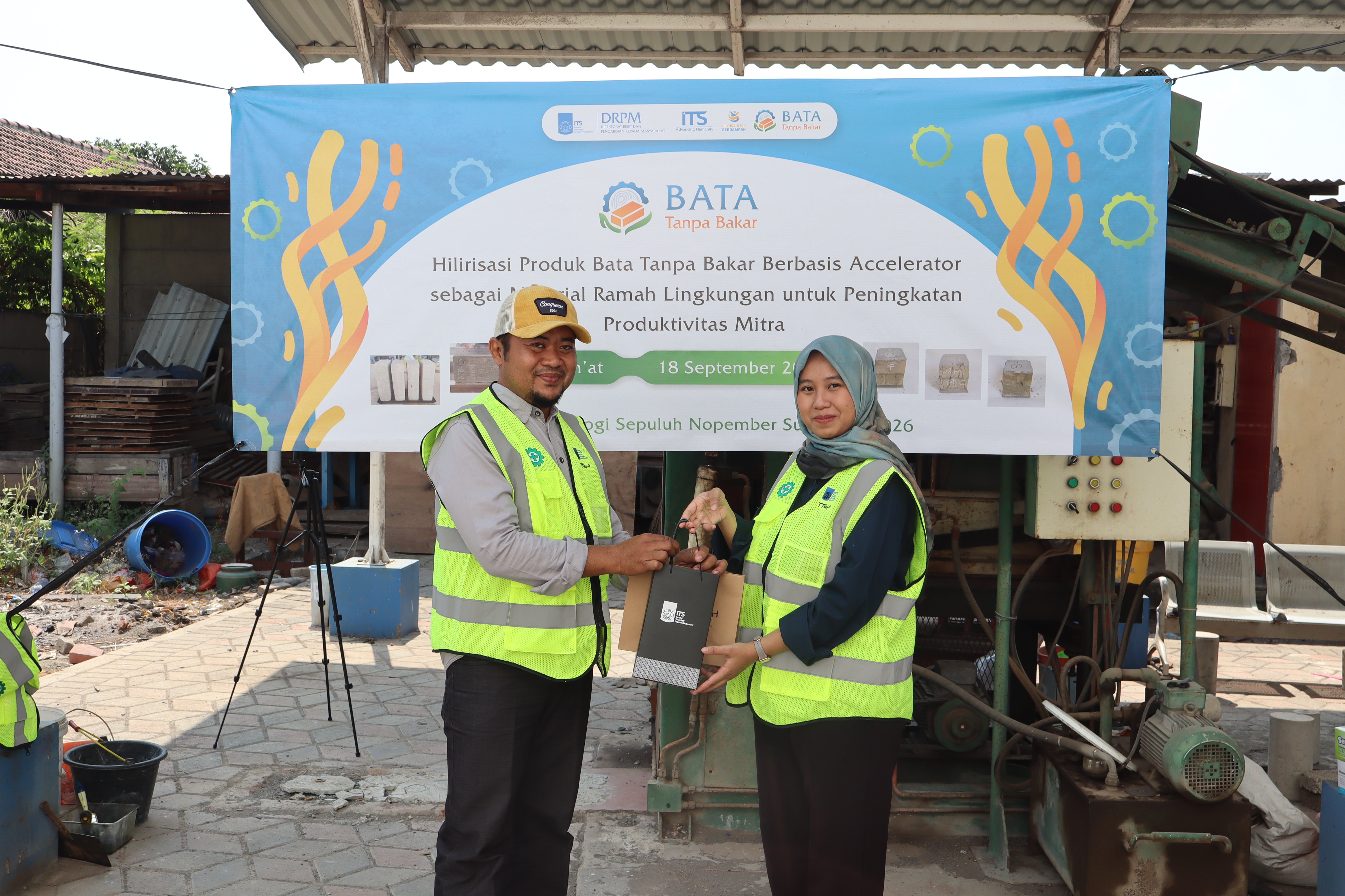 Direktur Utama PT Smart Tech 2007 Dani Susanto ST (kiri) dan Ketua tim Abmas ITS Khansa Fadilah Ashara STrT MT (kanan) saat sesi penyerahan cindera mata