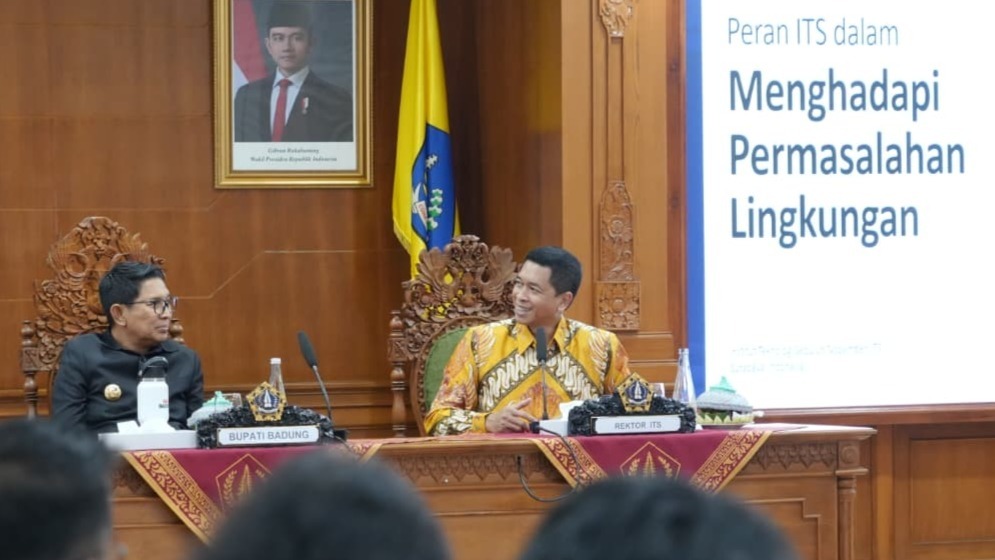Bupati Badung I Wayan Adi Arnawa (kiri) bersama Rektor ITS Prof Dr (HC) Ir Bambang Pramujati ST MScEng PhD saat berbagi tentang inovasi dan teknologi dalam pengelolaan lingkungan di Kantor Pemkab Badung