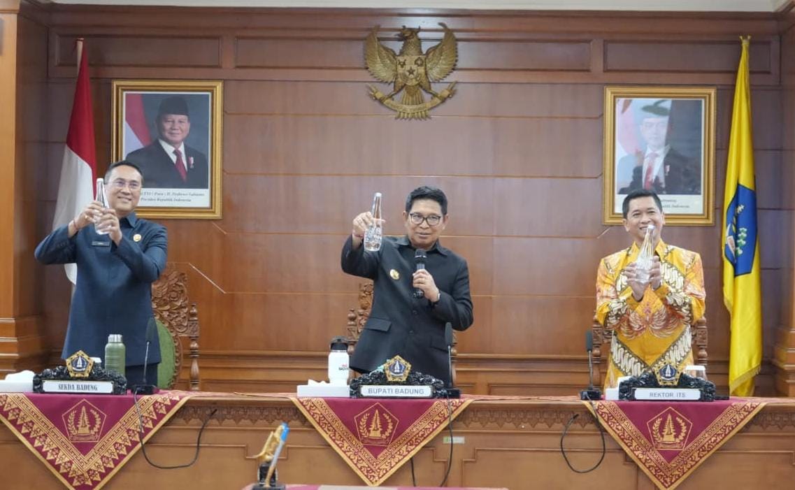 Soft Launching air minum Baliss yang dikemas dalam botol kaca produksi PT ITS Badung Hebat oleh Rektor ITS dan Bupati Badung