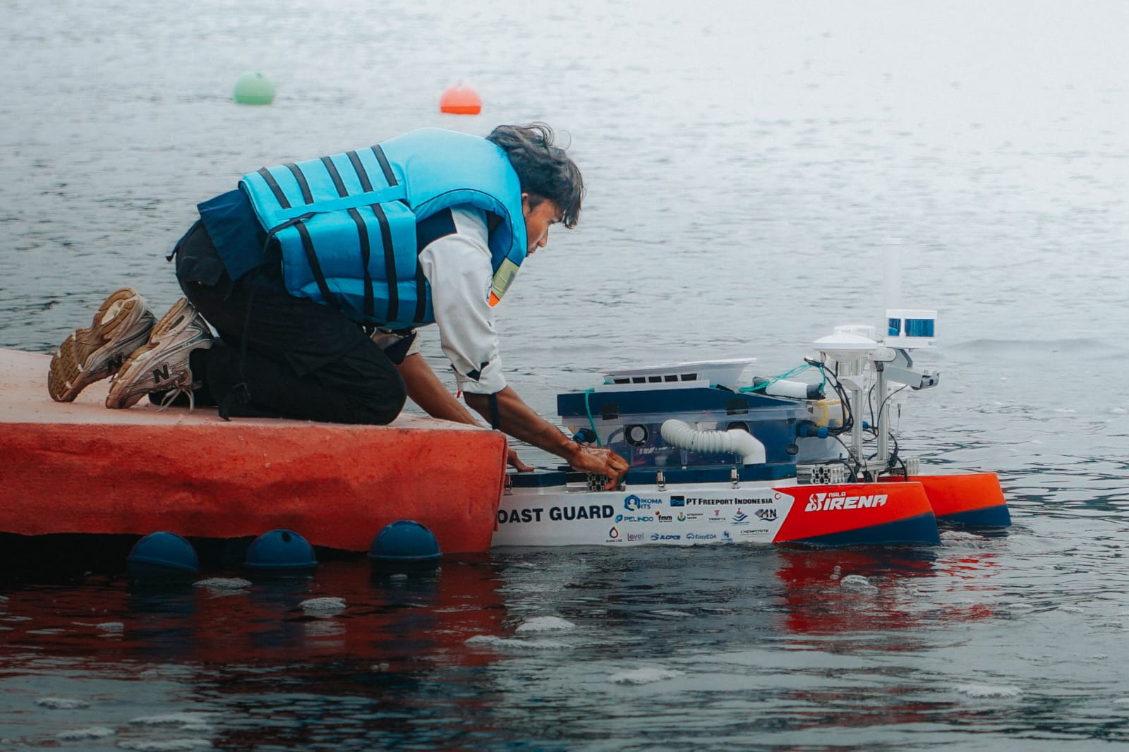 Tim Barunastra ITS saat mempersiapkan kapalnya pada ajang KKI 2026 kategori Autonomous Surface Vessel (ASV)