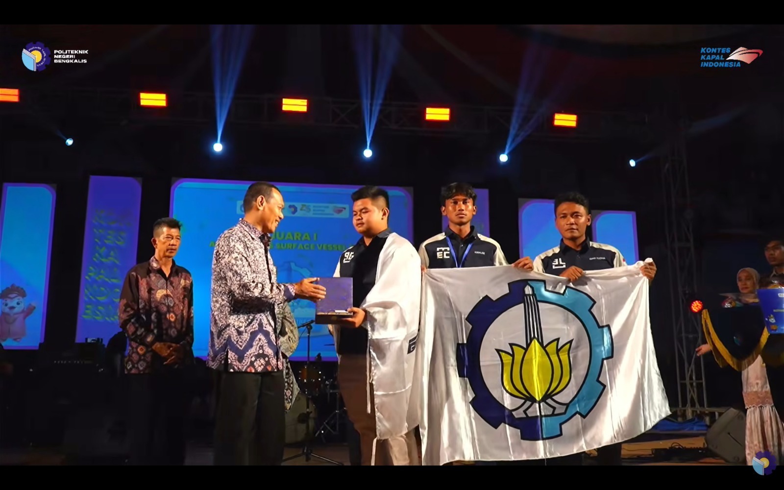 Tim Barunastra ITS saat menerima penghargaan Juara 1 untuk kategori Autonomous Surface Vessel (ASV) dan Fuel Engine Remote Control (FERC) di ajang KKI 2026
