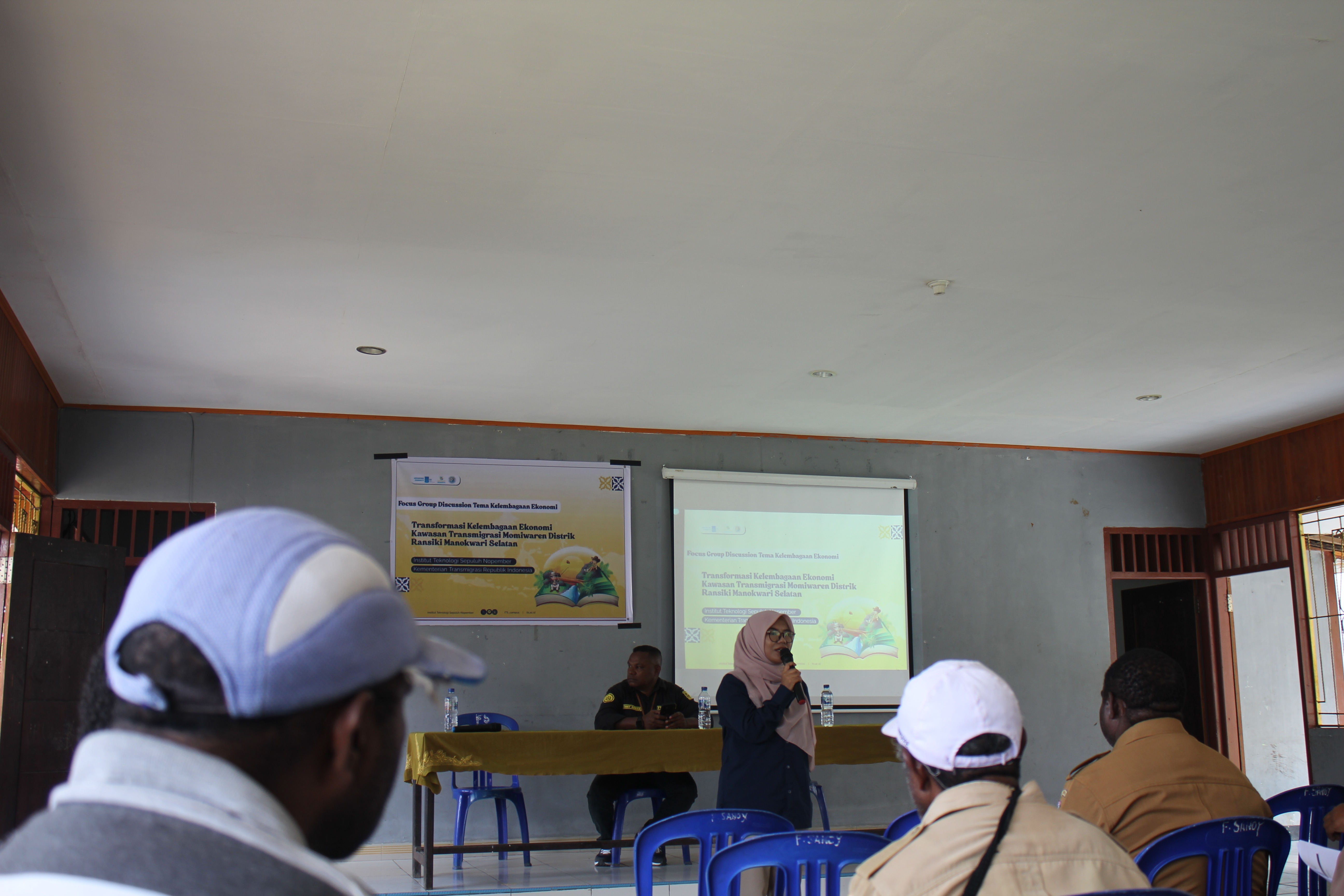 Khairun Nisa SIP MA selaku ketua TEP 11 ITS 2026 saat memimpin FGD guna mendukung penguatan kelembagaan ekonomi masyarakat Ransiki