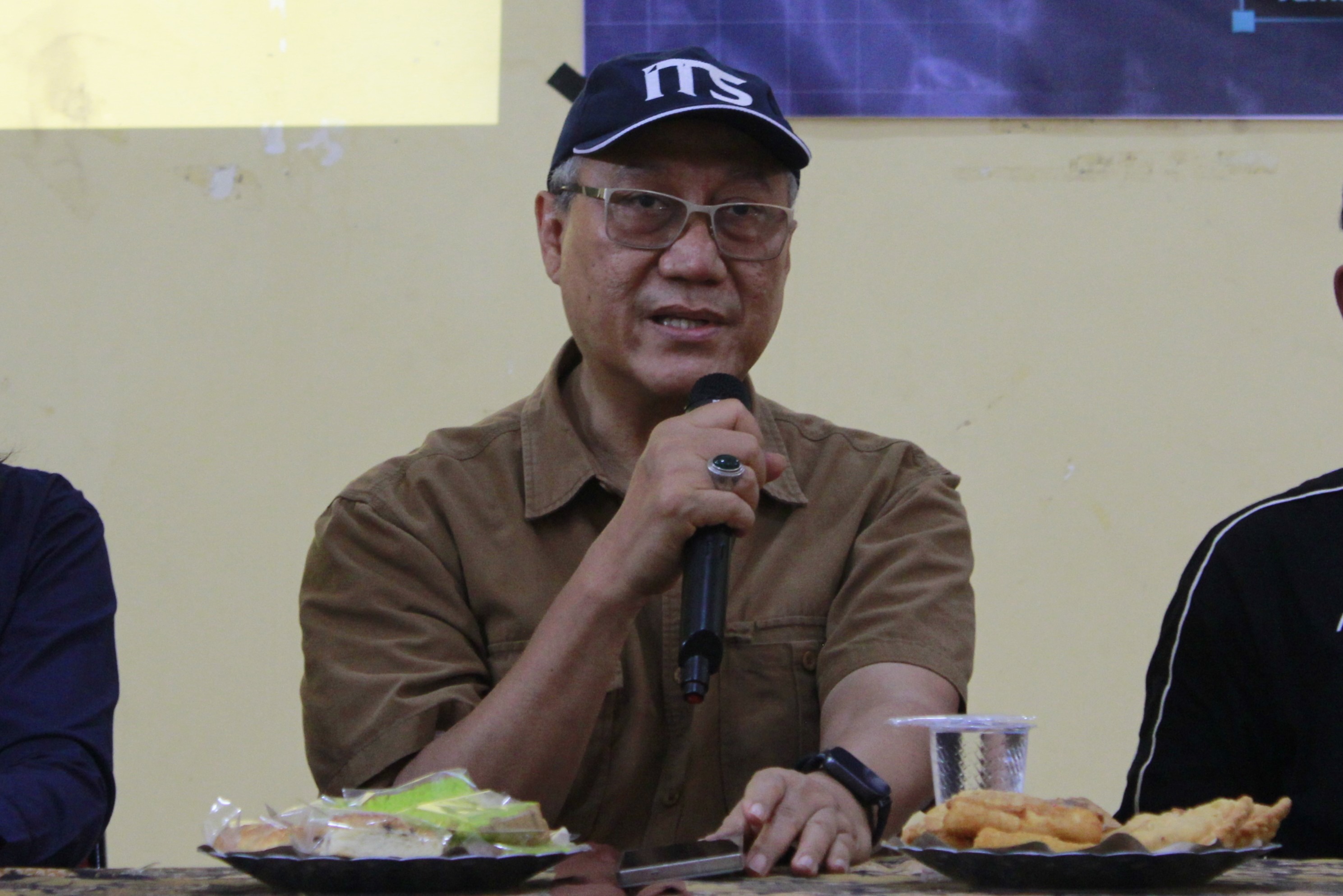 Gambar Ketua tim pengabdian masyarakat (abmas) Departemen Teknik Informatika ITS Prof Drs Ec Ir Riyanarto Sarno MSc PhD memberikan pemahaman mengenai CerdasERP Koperasi kepada Kelurahan Jagir, Kecamatan Wonokromo