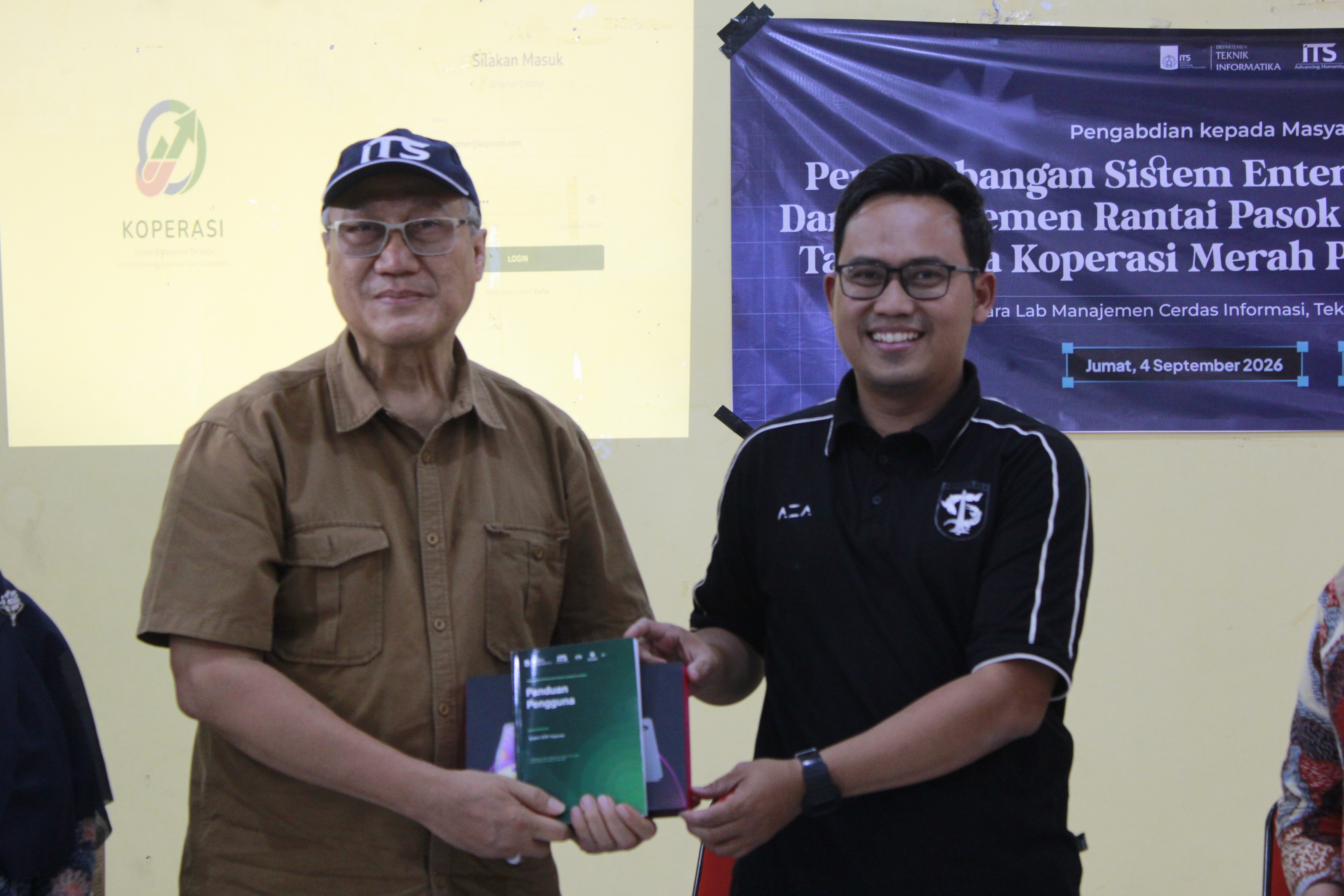 Gambar Simbolis penyerahan CerdasERP Koperasi kepada Kelurahan Jagir, Kecamatan Wonokromo