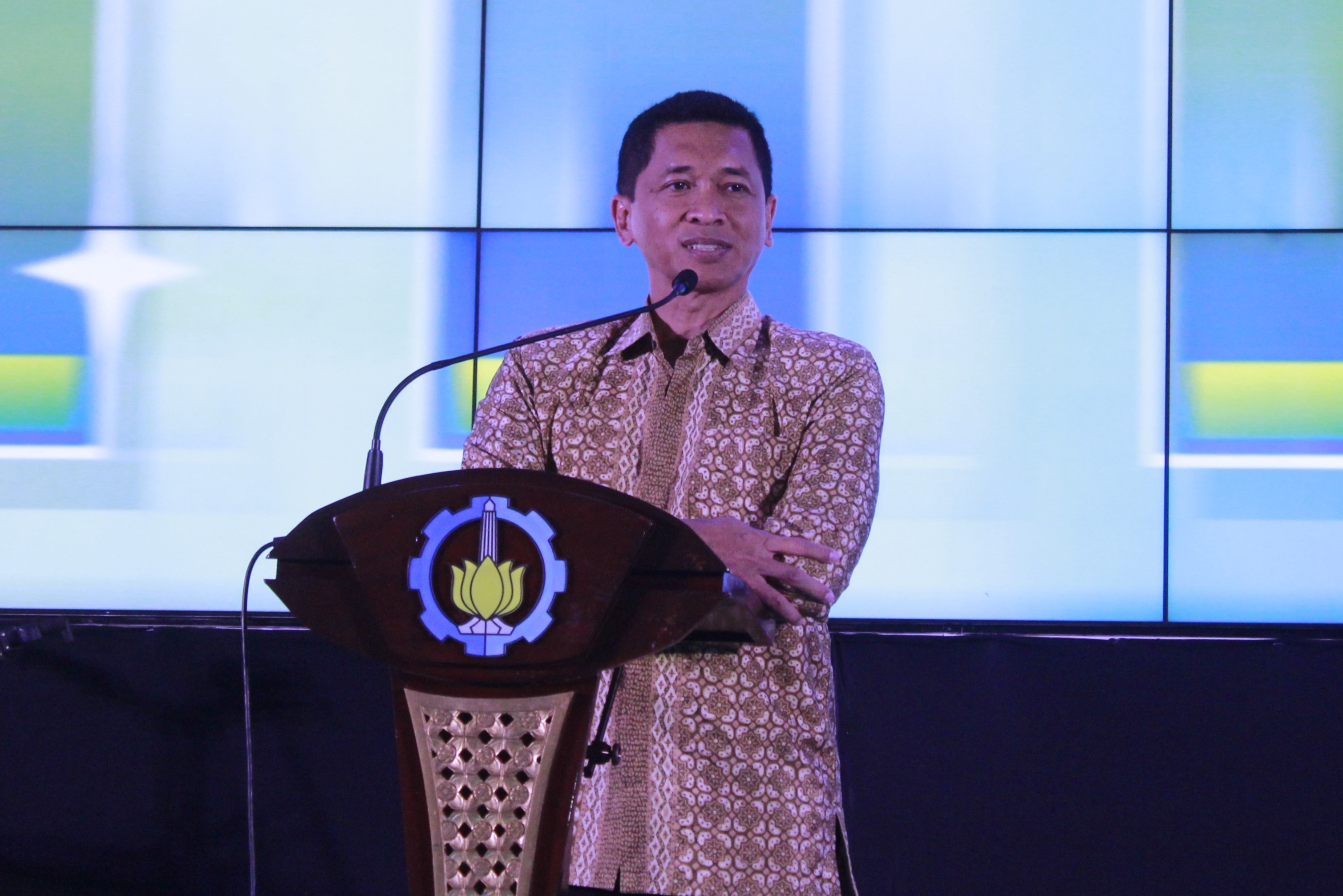Gambar Rektor ITS Prof Dr (HC) Ir Bambang Pramujati ST MScEng PhD menyemangati mahasiswa peserta PLN ICE 2026