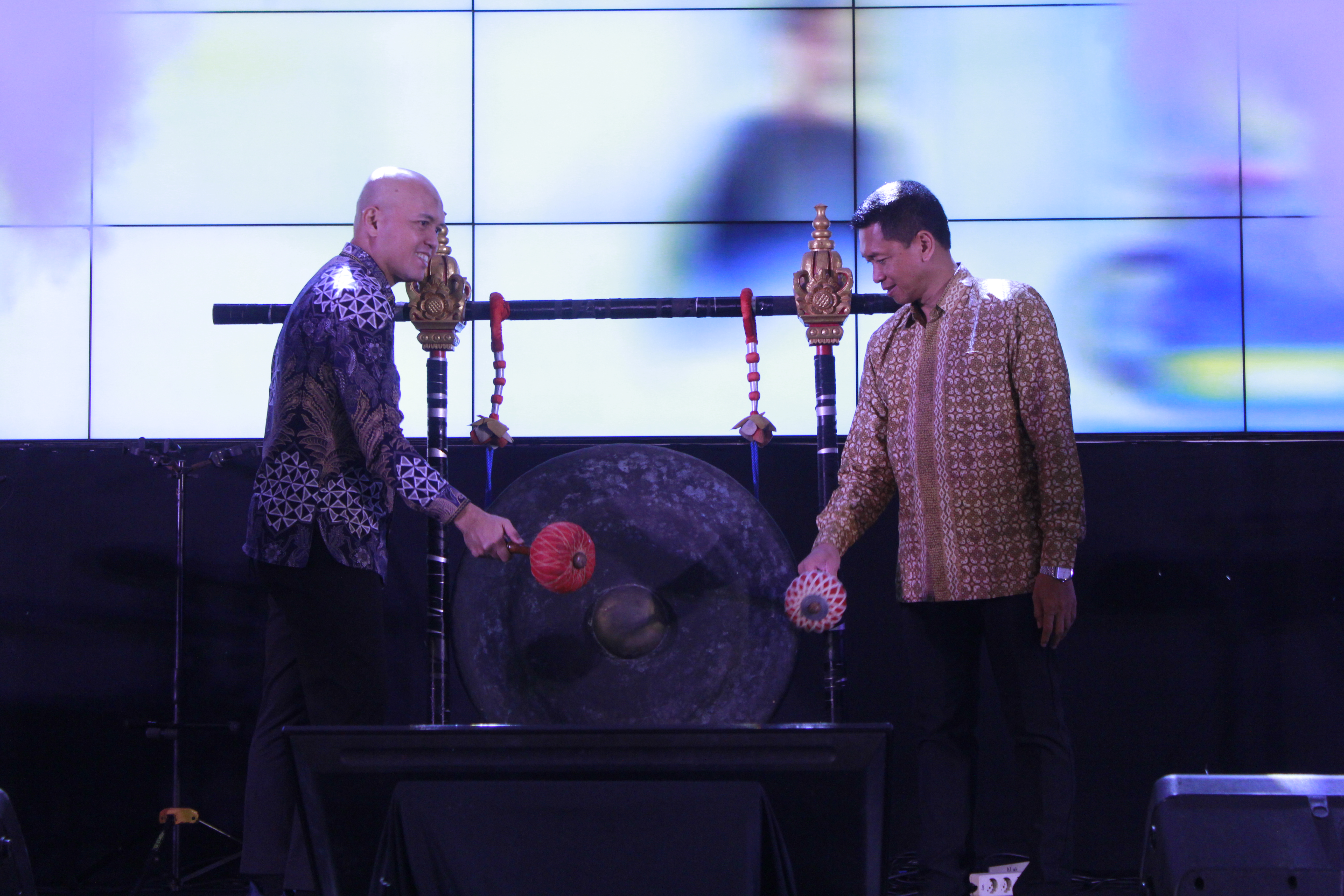Gambar seremoni pemukulan gong sebagai simbolis pembukaan kompetisi PLN ICE 2026