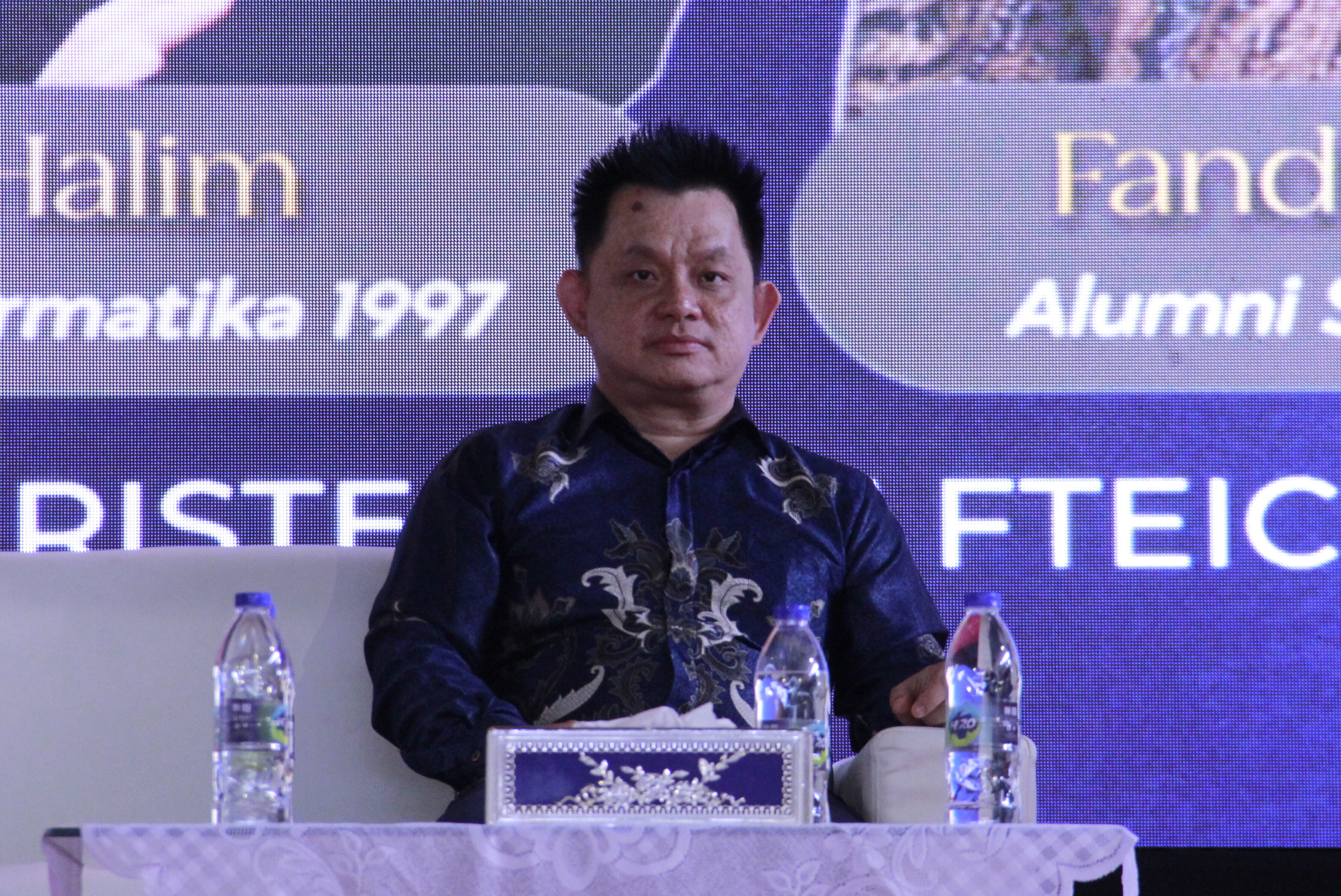 Gambar Chief Executive Officer (CEO) PT Sentra Vidya Utama Sugianto Halim SKom MMT tengah mendengarkan audiens memaparkan pertanyaan