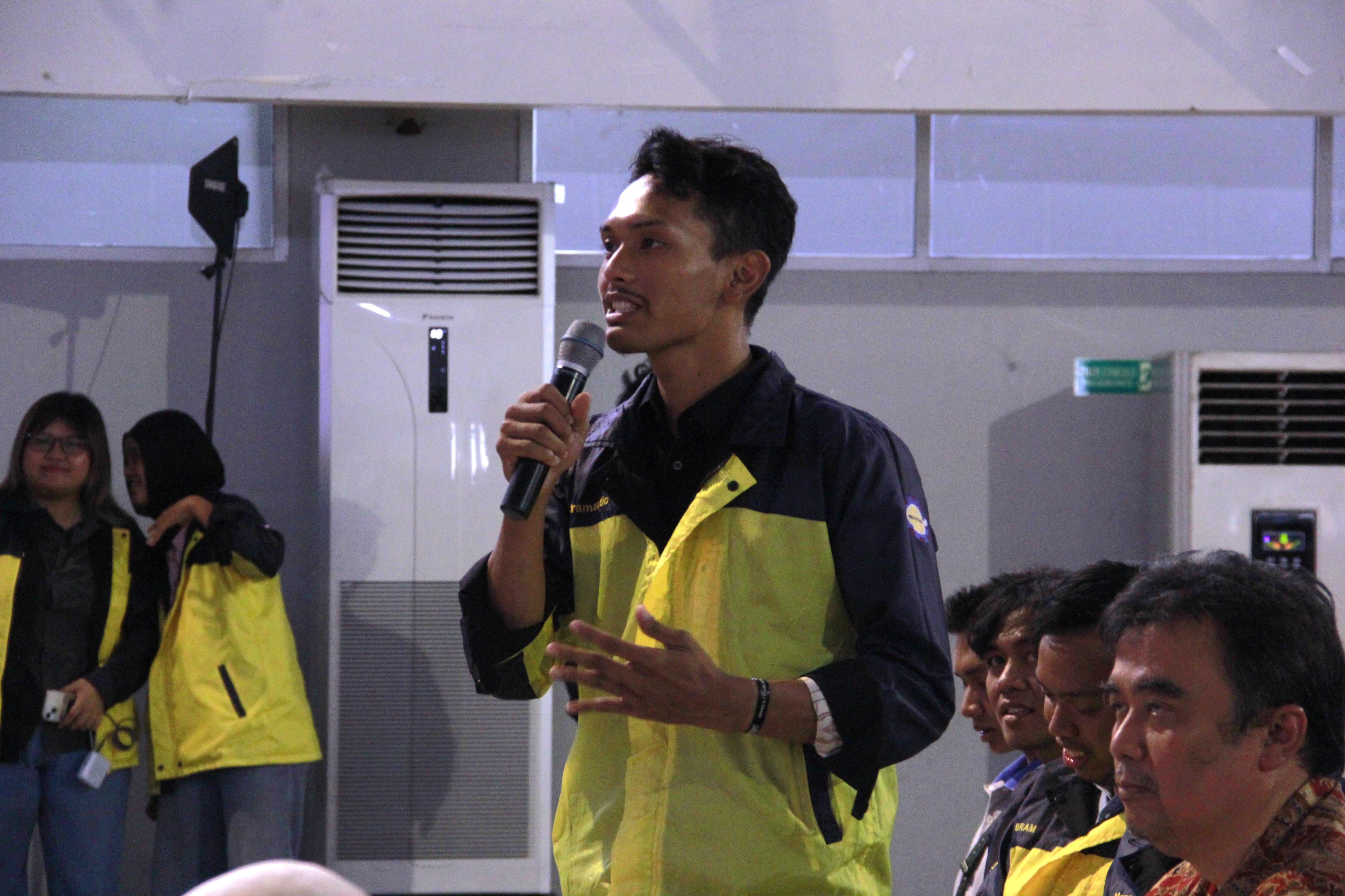 Gambar Ketua BEM FTEIC ITS Ilman Afif Al Arif mengemukakan pertanyaan untuk salah satu pembicara