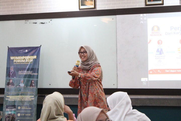 Gambar Pemilik Sambal Ning Niniek, Sri Wahyuni ketika menceritakan proses perjuangannya membangun usaha yang bergerak di bidang makanan tersebut