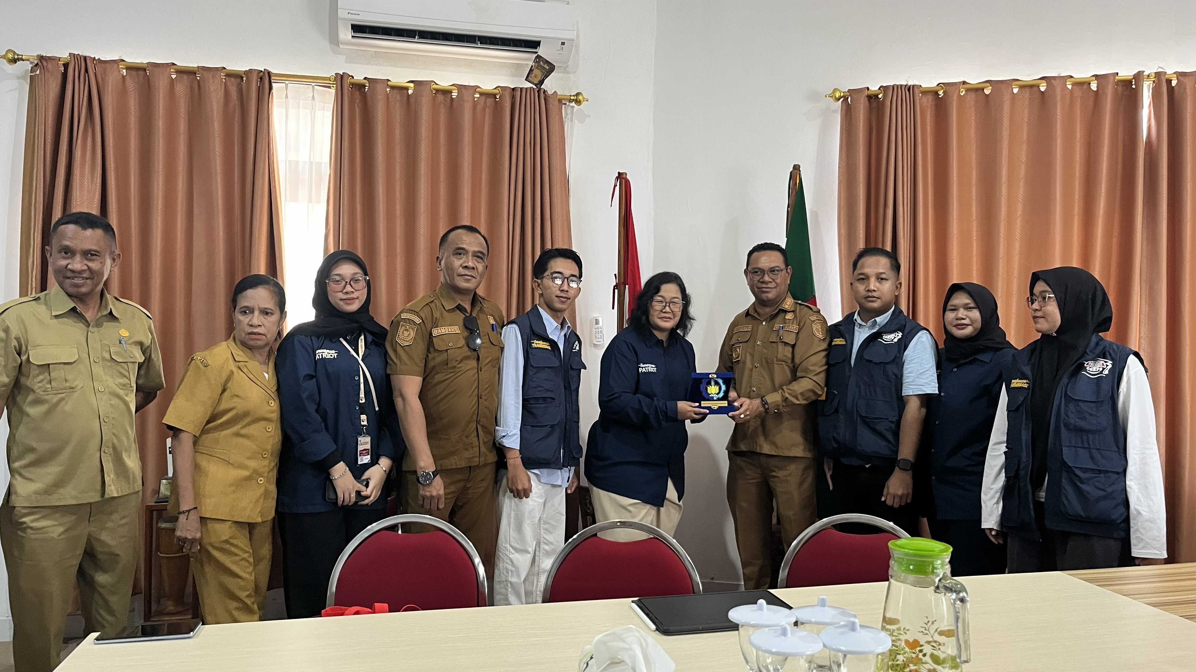 Penyerahan Plakat ITS oleh Prof Warma ke Wabup