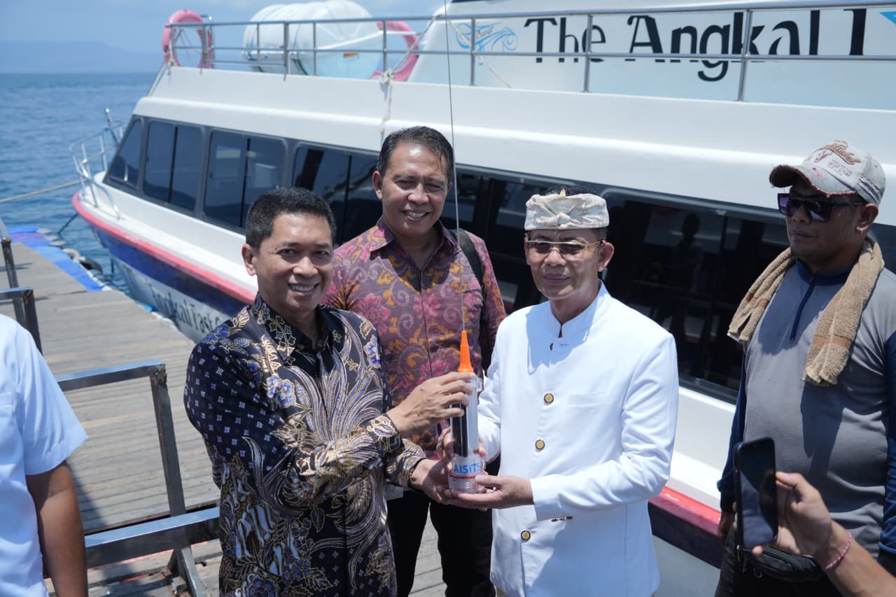 Penyerahan transmitter AIS dari Rektor ITS Prof Bambang Pramujati kepada Bupati Klungkung I Made Satria di Pelabuhan Kusamba Klungkung