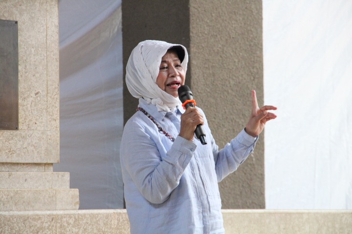 Gambar Perwakilan-dari-yayasan-Swayanaka-Surabaya-dr-Budiastuti-Kusharjuni-Sp-DVE-FINSDV-ketika-memberi-sambutan-acara-Abmas-Science-Fair