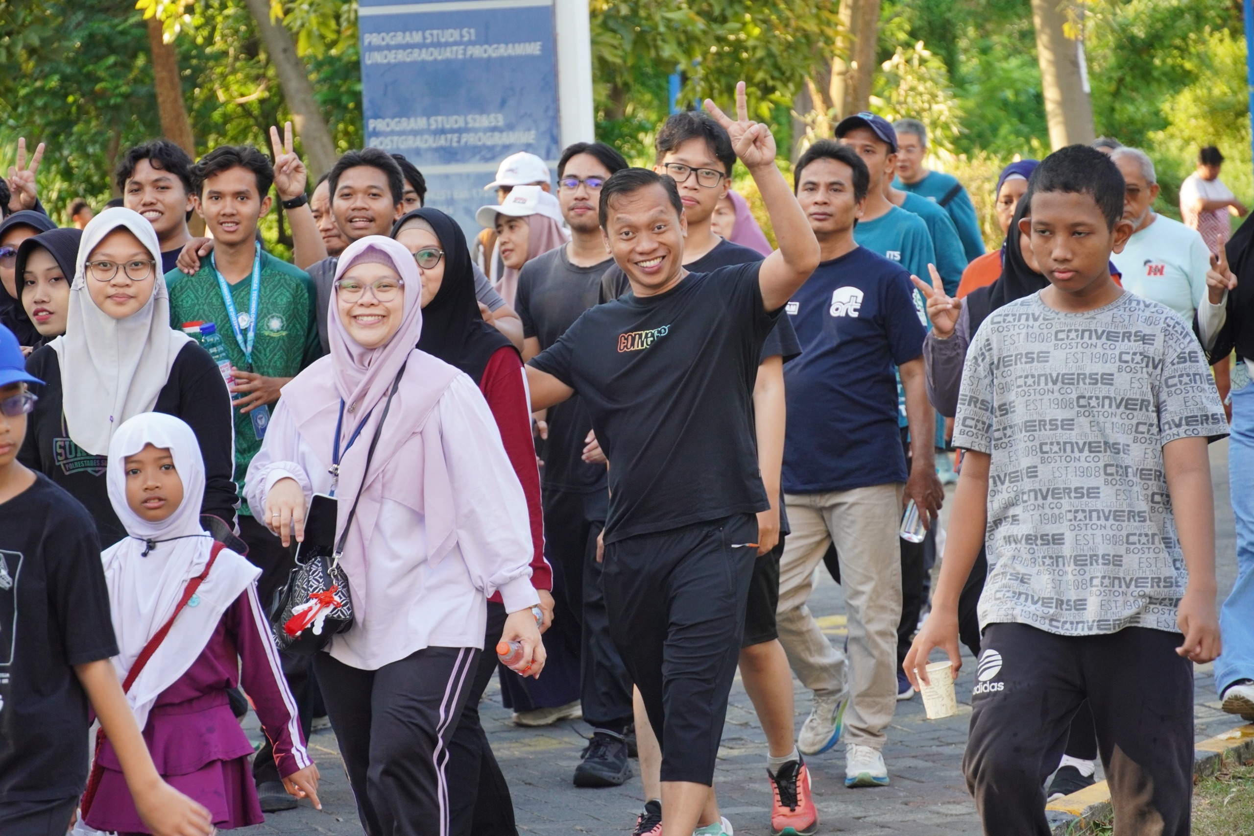 Potret keseruan ITS Fun Healthy Walk 2026