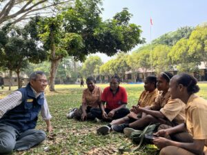 Membuka Jendela Dunia di Bumi Papua, Momi Waren