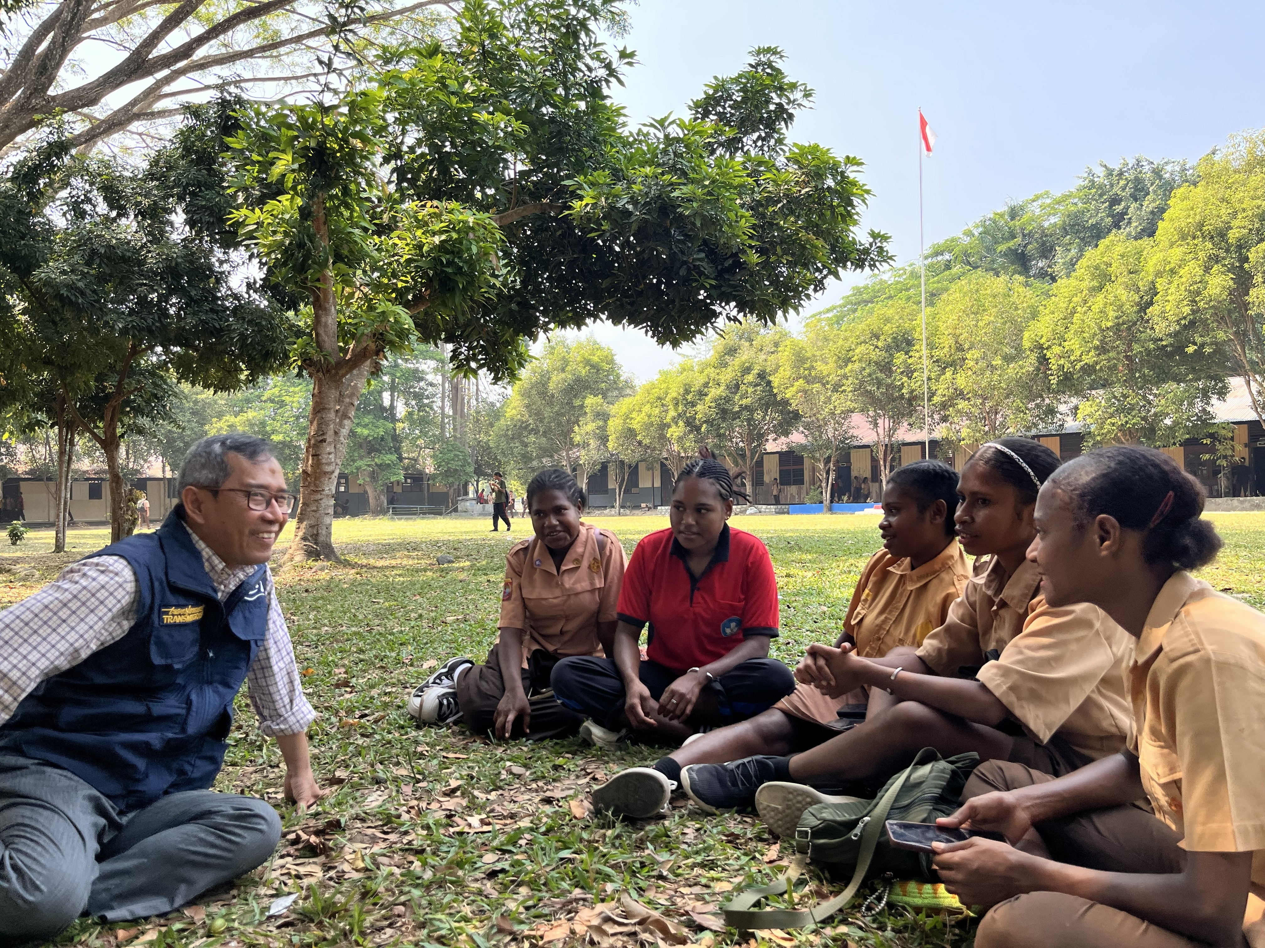 Prof Subchan MSc PhD (kiri) berbincang dengan beberapa siswa di sekolah binaan, Manokwari Selata, Papua Barat