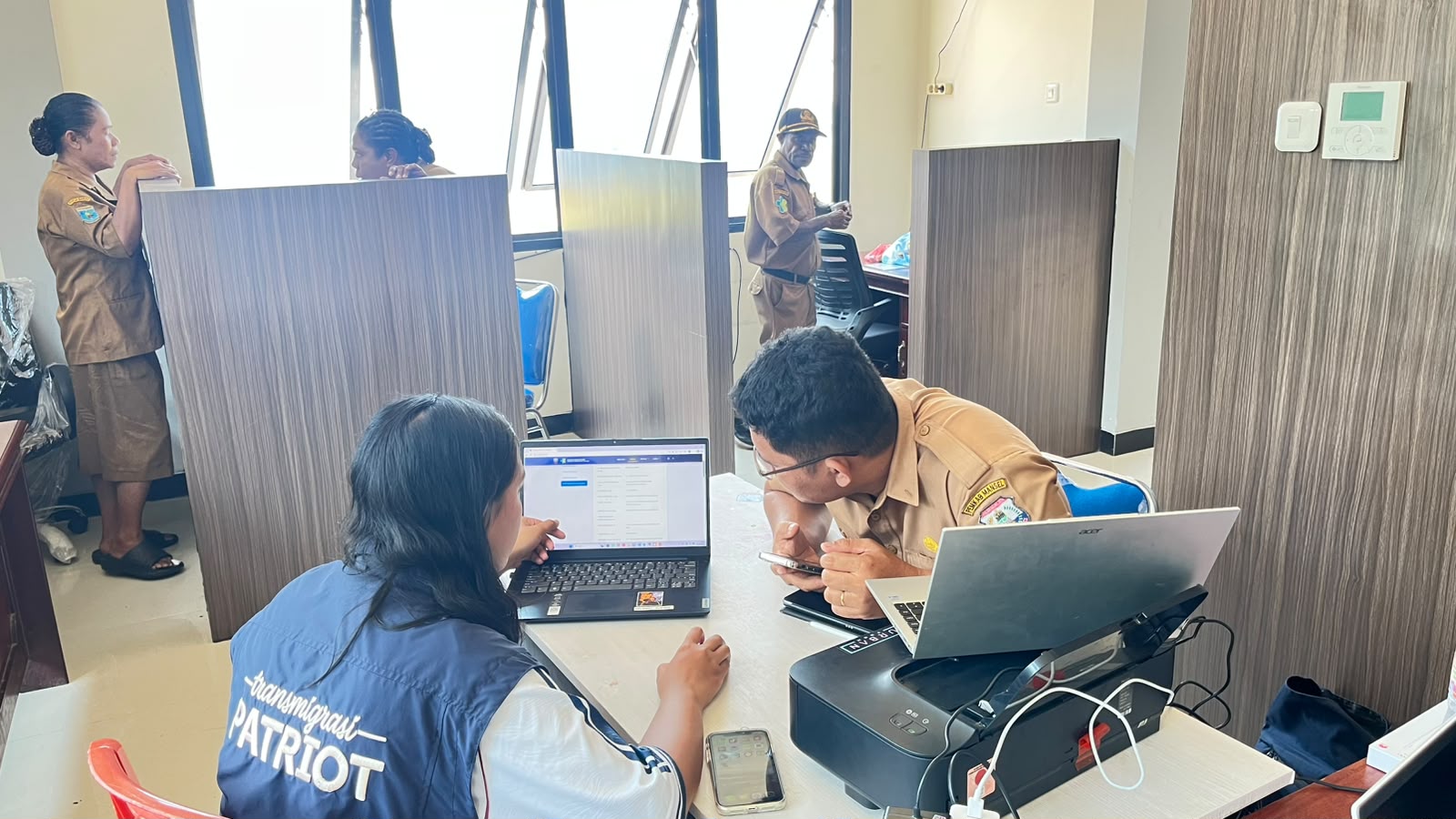 Proses implementasi situs web Bank Data Digital bersama petugas Dinas Kesehatan Kab. Manokwari Selatan