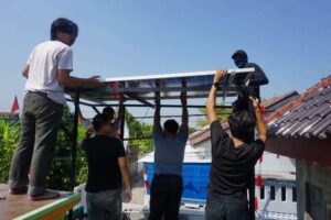 SUNTRACK-EDU dari ITS Terangi Pesantren dengan Energi Surya