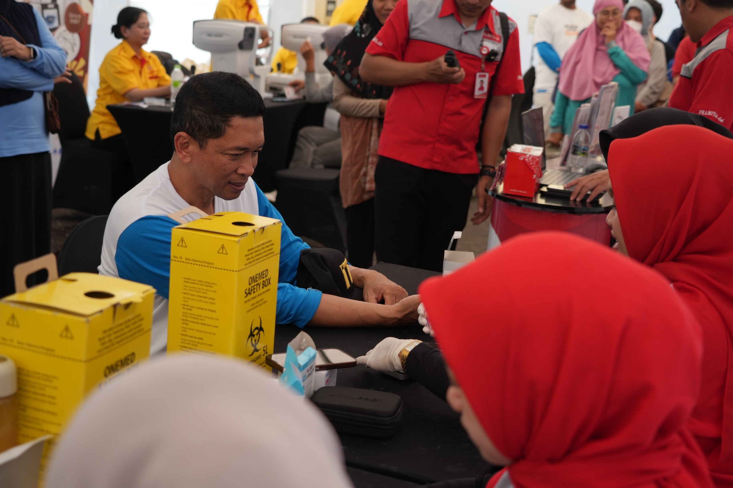 Rektor ITS Prof Bambang Pramujati saat lakukan cek kesehatan gratis dalam ITS FUN HEALTHY WALK 2026