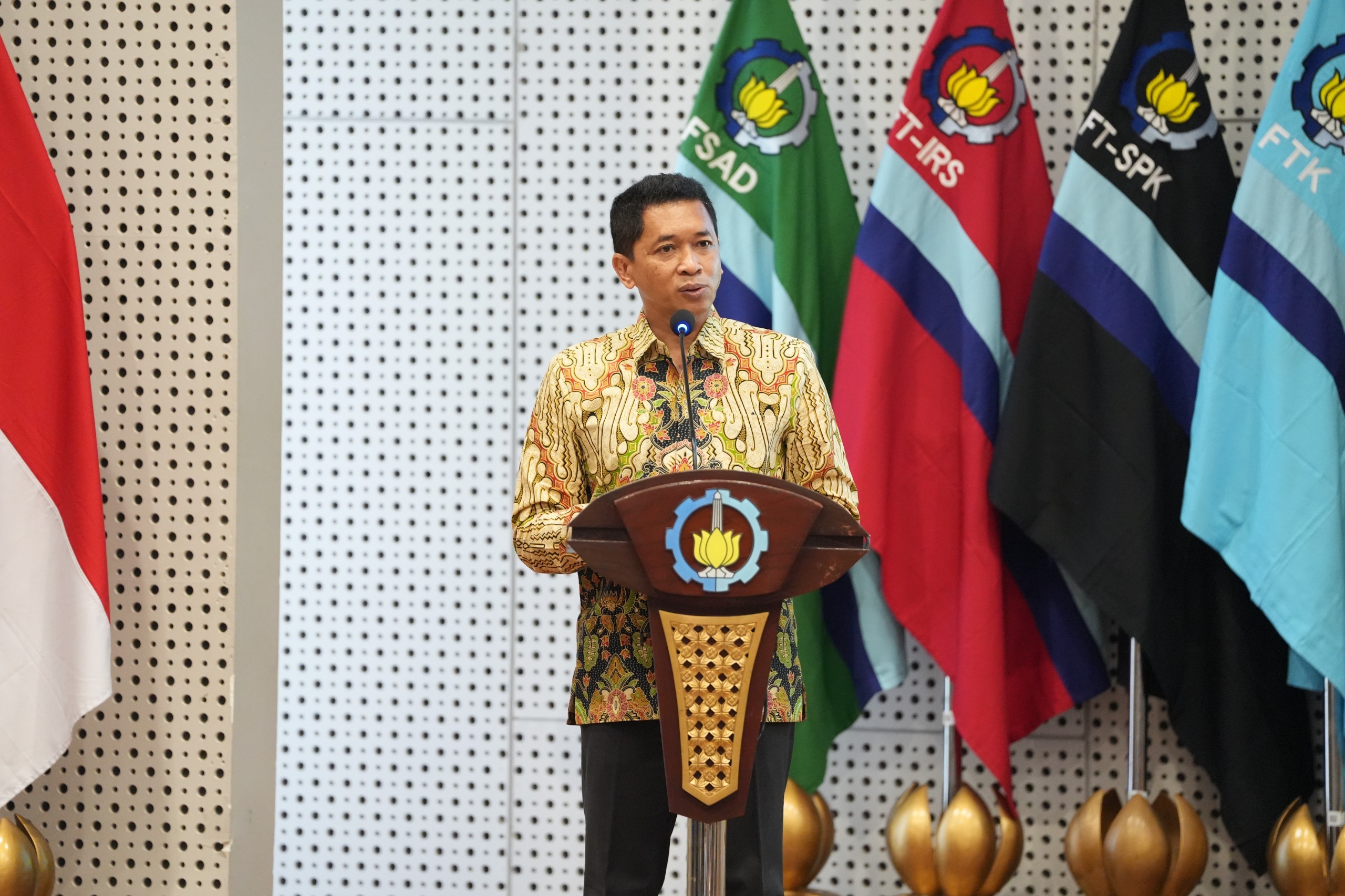 Rektor ITS Prof (DR) Ir Bambang Pramujati ST MScEng PhD beri sambutannya dalam Grand Final Duta ITS 2026