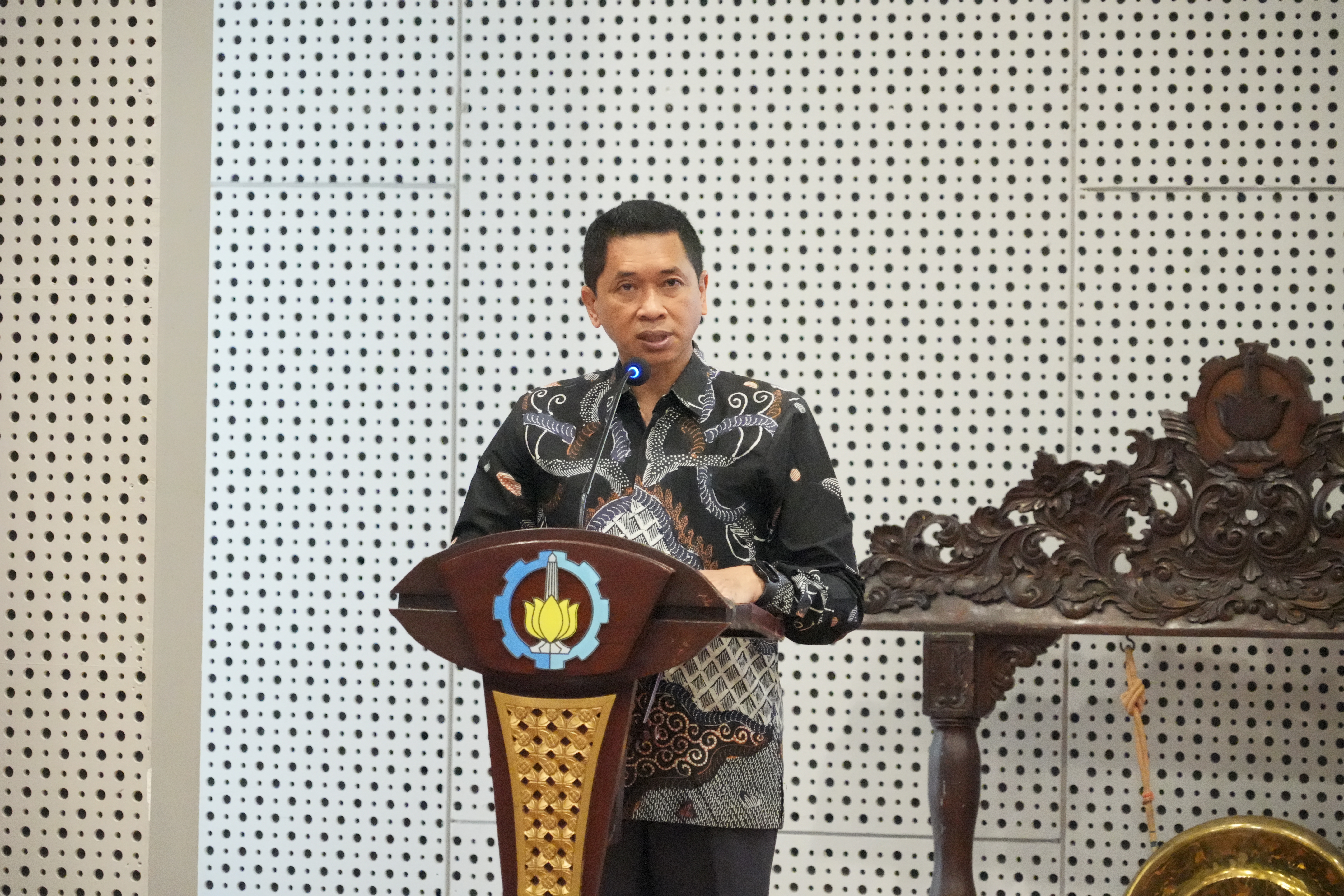 Rektor ITS Prof (DR) Ir Bambang Pramujati ST MScEng PhD mengingatkan pentingnya menghubungkan kembali kota dan wilayah untuk perkembangan yang lebih baik (Foto: Humas ITS)