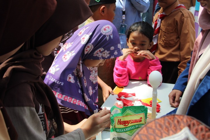 Gambar Salah satu eksperimen identifikasi protein sederhana dan pengamatan proses farmentasi sederha yang melibatkan anak-anak untuk menjajal langsung keseruannya
