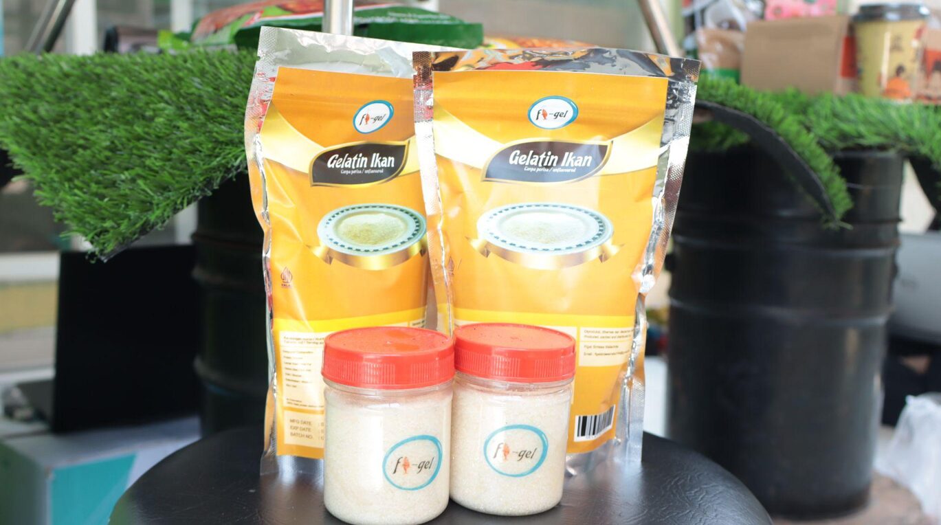 Produk Figel, gelatin halal dengan bahan utama tulang dan kulit ikan yang turut dipamerkan dalam gelaran Muktamar Nahdlatul Ulama (NU) ke-35 (Foto: DRPM ITS)