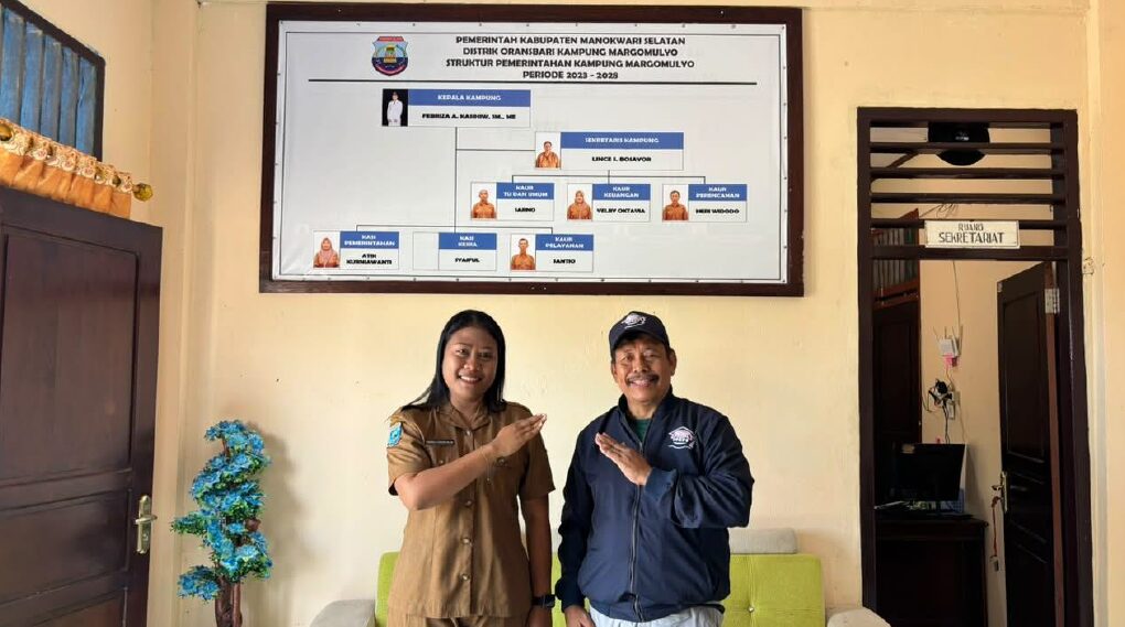 Ketua Tim Ekspedisi Patriot (TEP) 13 ITS, Prof Dr Ir Imam Robandi MT IPU (kanan) bersama Febriza A Kasihiw SM ME (kiri) setelah berbincang membahas penempatan alat penggiling padi dan panel surya